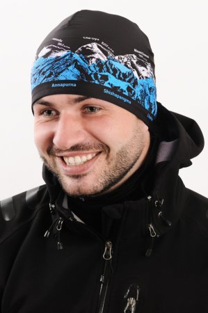 Černá sportovní outdoorová čepice s modro-bílým potiskem hor OSMITISÍCOVKY
